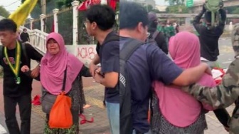 Viral Ibu Nangis Gemetar Mohon ke Polisi Tak Aniaya Pendemo: Kata-katanya Menyayat Hati