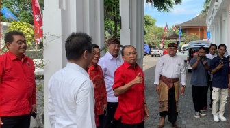 Senyum Koster Usai Dapat Rekomendasi dari PDIP : Pak Giri Prasta Sudah Sampaikan Hormat