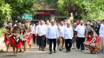 Jadi Calon Gubernur Papua Tengah, John Wempi Wetipo Tiba di Kantor DPP Gerindra Disambut Tarian Papua