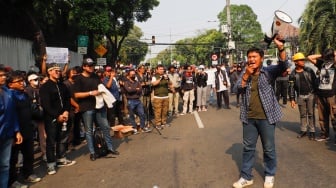 Massa aksi yang terdiri dari mahasiswa dan elemen masyarakat lainnya saat menggelar aksi unjuk rasa di depan gedung KPU RI Jakarta, Jumat (23/8/2024). [Suara.com/Alfian Winanto]