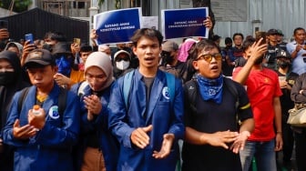 Massa aksi yang terdiri dari mahasiswa dan elemen masyarakat lainnya saat menggelar aksi unjuk rasa di depan gedung KPU RI Jakarta, Jumat (23/8/2024). [Suara.com/Alfian Winanto]