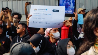 Massa aksi yang terdiri dari mahasiswa dan elemen masyarakat lainnya saat menggelar aksi unjuk rasa di depan gedung KPU RI Jakarta, Jumat (23/8/2024). [Suara.com/Alfian Winanto]