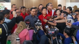 Anies Baswedan bersama Ketua DPD PDIP Ady Widjaja (tengah) menemui awak media usai menggelar pertemuan di kantor DPD PDIP, Jakarta, Sabtu (24/8/2024).  [Suara.com/Alfian Winanto]