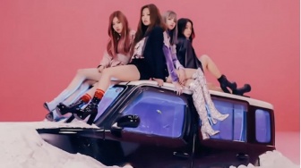 BLACKPINK Whistle: Degup Hati saat Jatuh Cinta yang Serupa Tiupan Peluit