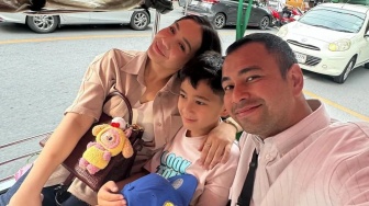 Naik Becak Bareng Raffi dan Rafathar, Nagita Slavina Pakai Sepatu Seharga Motor?