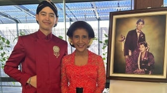 5 Potret Susi Pudjiastuti di Acara Siraman Putrinya, Menyala Pakai Kebaya Merah