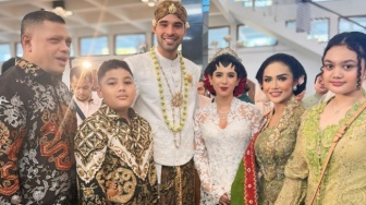 OOTD Kris Dayanti di Kampung Halaman Susi Pudjiastuti: Pakai Sepatu Bling-Bling Puluhan Juta saat Naik Becak