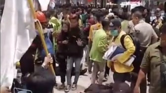 Demo Mahasiswa Semarang Ricuh Berujung Terkapar di Mall, Warganet: Makanya Jangan Anarkis!