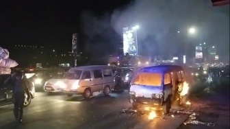 Aksi Demo di Makassar Ricuh, Satu Kendaraan Terbakar saat Massa Kawal Putusan MK