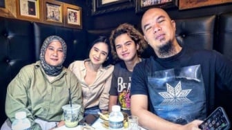 Rangkul Tissa Biani Ikut Foto Keluarga saat Ultah Dul Jaelani, Adab Ahmad Dhani Digunjing