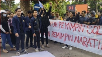 Mahasiswa Geruduk KPU, Bawa Peta Bali Berisi Permasalahannya yang Tak Kunjung Usai