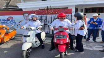 Dhito-Dewi Daftar ke KPU Kabupaten Kediri Naik Vespa