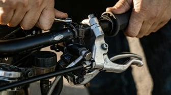 Sering Diabaikan! Begini Cara Merawat Rem Motor