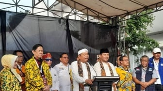 Jadi Yang Pertama Daftar, Dedi Mulyadi-Erwan Setiawan Berpakaian Serba Putih Sambangi KPU Jabar