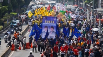 Parade iring-iringan pasangan Bakal Calon Gubernur dan Wakil Gubernur Jakarta, Ridwan Kamil dan Suswono saat tiba di Kantor KPUD Jakarta, Rabu (28/8/2024). [Suara.com/Alfian Winanto]