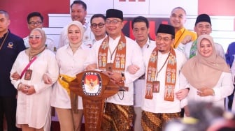 Pasangan Bakal Calon Gubernur dan Wakil Gubernur Jakarta, Ridwan Kamil (tengah) dan Suswono (kedua kanan) memberikan pernyataan pers usai melakukan pendaftaran di Kantor KPUD Jakarta, Rabu (28/8/2024). [Suara.com/Alfian Winanto]