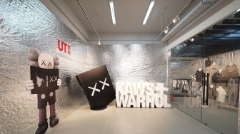 4 Fakta Menarik di Balik Kolaborasi Seniman KAWS dan Andy Warhol