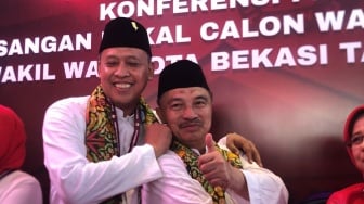 Datang ke KPU Naik Delman, Tri Adhianto-Bobihoe Janjikan Kenaikan Gaji RT/RW