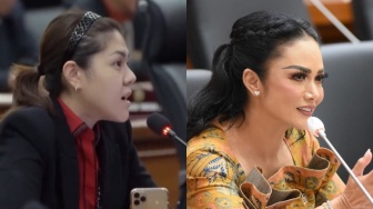 Jomplangnya Penampilan Tina Toon dan Kris Dayanti di Meja DPR: Apa Adanya Vs Glamor