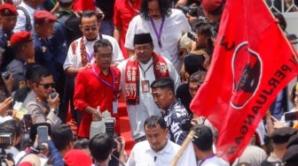 Calon Wakil Gubernur Jakarta, Rano Karno (tengah) usai melakukan pendaftaran di Kantor KPUD Jakarta, Rabu (28/8/2024). [Suara.com/Alfian Winanto]