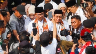 Pasangan Bakal Calon Gubernur dan Wakil Gubernur Jakarta, Ridwan Kamil dan Suswono (tengah) usai melakukan pendaftaran di Kantor KPUD Jakarta, Rabu (28/8/2024). [Suara.com/Alfian Winanto]