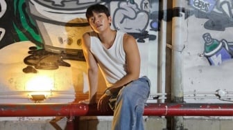 Foto-foto Ji Chang Wook "Jadi Anak Blok M" Bikin Heboh, Gayanya Lokal Abis!