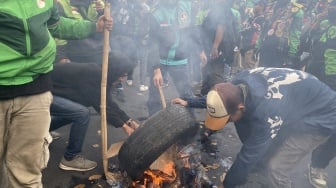 Massa Ojol Di Patung Kuda Bakar Ban Dan Tutup Jalan, Lalin Di Budi Kemuliaan Lumpuh Total