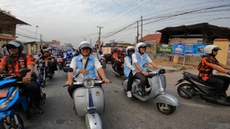 Dikawal Ribuaan Pendukung, Helldy-Alawi Daftar ke KPU Naik Vespa: InsyaAllah Dua Periode