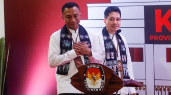 Pasangan bakal calon Gubenur dan Wakil Gubernur Jakarta, Dharma Pongrekun (kanan) dan Kun Wardana (kiri) usai mendaftarkan diri di Kantor KPUD Jakarta, Kamis (29/8/2024). [Suara.com/Alfian Winanto]