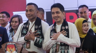 Pasangan bakal calon Gubenur dan Wakil Gubernur Jakarta, Dharma Pongrekun (kiri) dan Kun Wardana (kanan) usai mendaftarkan diri di Kantor KPUD Jakarta, Kamis (29/8/2024). [Suara.com/Alfian Winanto]