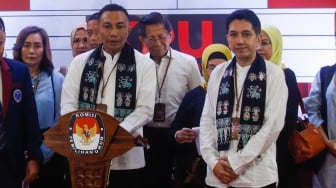 Pasangan bakal calon Gubenur dan Wakil Gubernur Jakarta, Dharma Pongrekun (kiri) dan Kun Wardana (kanan) memberika konferensi pers usai mendaftarkan diri di Kantor KPUD Jakarta, Kamis (29/8/2024). [Suara.com/Alfian Winanto]