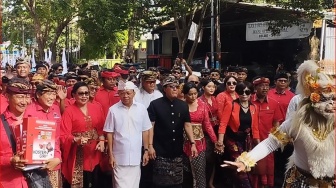 Kemeriahan Parade Tarian dan Paskibra: Koster-Giri Daftar Pilgub Bali ke KPU