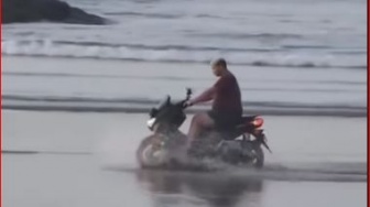 Bak Naik Jetski, Bule Ini Bawa Motor Keliling Pantai di Bali