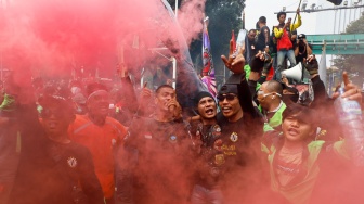 Massa pengemudi ojek online atau ojek daring berunjuk rasa di kawasan Patung Kuda, Jakarta, Kamis (29/8/2024). [Suara.com/Alfian Winanto]