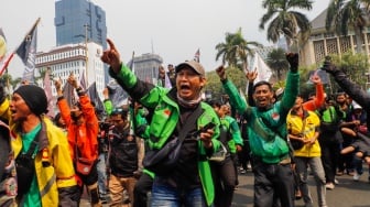 Massa pengemudi ojek online atau ojek daring berunjuk rasa di kawasan Patung Kuda, Jakarta, Kamis (29/8/2024). [Suara.com/Alfian Winanto]