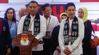 Pasangan bakal calon Gubenur dan Wakil Gubernur Jakarta, Dharma Pongrekun (kiri) dan Kun Wardana (kanan) memberika konferensi pers usai mendaftarkan diri di Kantor KPUD Jakarta, Kamis (29/8/2024). [Suara.com/Alfian Winanto]