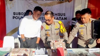 Penampakan Uang Miliaran Hasil Dugaan Korupsi Pegawai Bank di Makassar