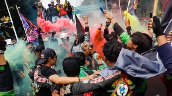 Telak! Emak-emak Sindir Ojol yang Ngotot Narik: Kami Demo Pakai Hati Nurani, Bukan Budak Aplikator!