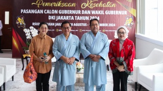 Pasangan Bakal Calon Gubernur dan Wakil Gubernur Jakarta 2024, Pramono Anung (kedua kiri) dan Rano Karno (kedua kanan) ditemani bersiap menjalani pemeriksaan Kesehatan di RSUD Tarakan, Jakarta, Jumat (30/8/2024). [Suara.com/Alfian Winanto]