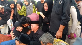 Ditinggal Cucu Selamanya, Ayu Ting Ting Ungkap Kondisi Ayah Rojak dan Umi Kalsum