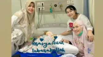 Suasana Haru di Pemakaman Baby Zoltan Keponakan Ayu Ting Ting