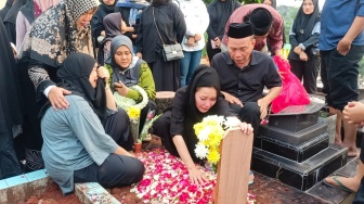 Kunjungi Makam Keponakan Ayu Ting Ting, Umi Kalsum Mendadak Pamit: Ini Terlalu Berat