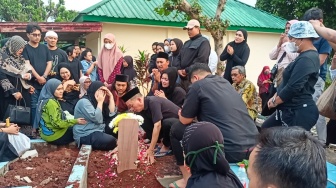 Bikin Nyesek, Prosesi Pemandian Jenazah Keponakan Ayu Ting Ting Diwarnai Kesedihan