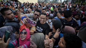 Gagal Maju Pilkada, Anies Tetap Jadi Magnet Di CFD, Ramai Dikerubuti Warga Minta Foto