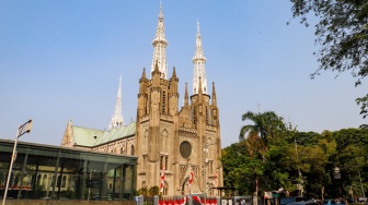 Suasana Gereja Katedral menjelang kedatangan Paus Fransiskus di Jakarta, Senin (2/9/2024). [Suara.com/Alfian Winanto]