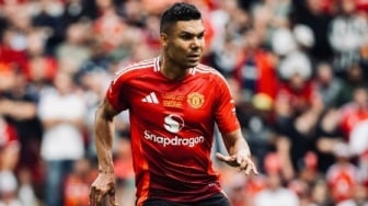 Man United Dipermak Liverpool: Ten Hag Pasang Badan Bela Casemiro, Istri Pamer Trofi