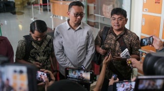 Sejumlah aktivis dari Koalisi Masyarakat Sipil untuk Reformasi Kepolisian usai membuat pelaporan di Gedung Merah Putih KPK, Jakarta, Senin (2/9/2024). [Suara.com/Alfian Winanto]