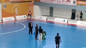 Pertandingan Futsal Terpaksa Ditunda Gegara Atap GOR Vanue PON XXI Sumut Bocor