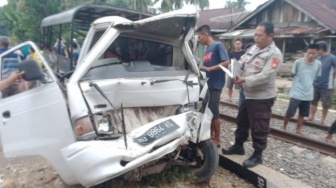 Mesin Mati di Perlintasan, Angdes Hancur Ditabrak Kereta Api