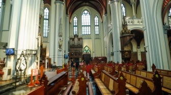 Suasana Gereja Katedral menjelang kedatangan Paus Fransiskus di Jakarta, Senin (2/9/2024). [Suara.com/Alfian Winanto]